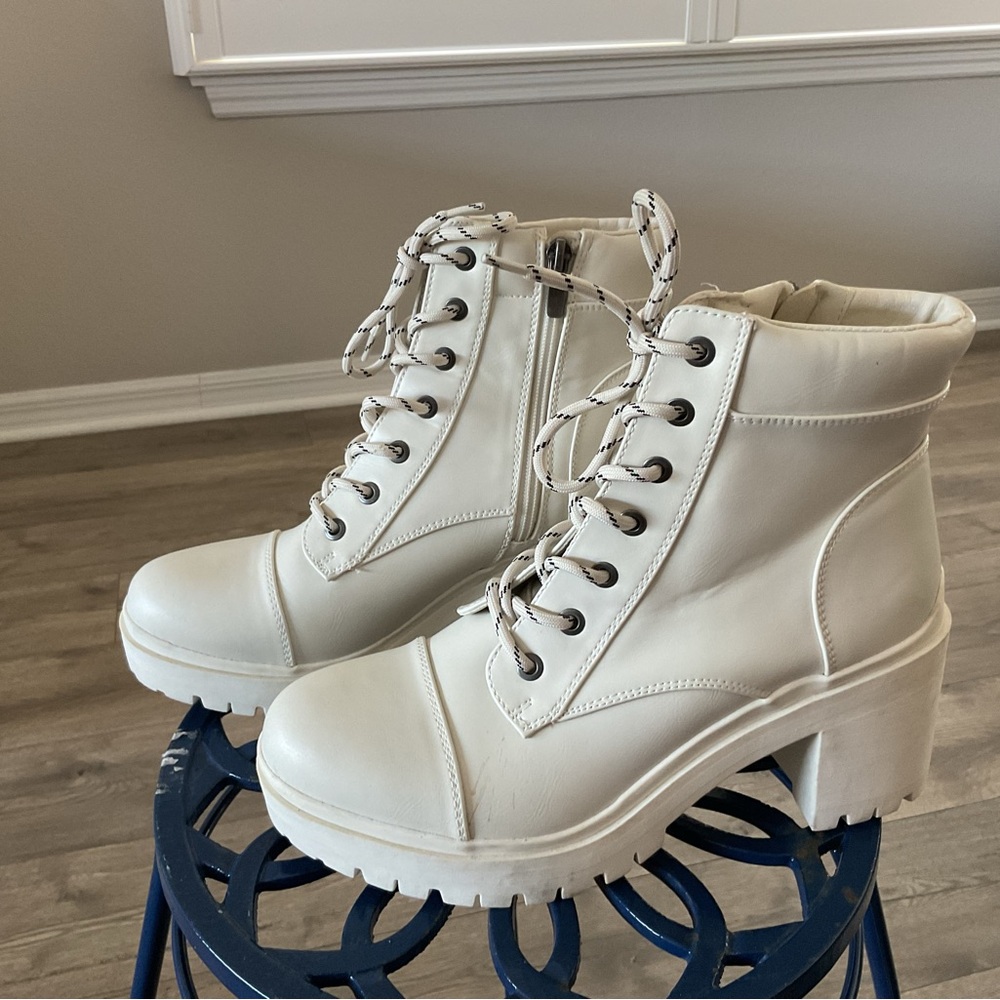 LIKE NEW! Nine West Quenton White Chunky Platform Combat Lace Up Boots Size 9M